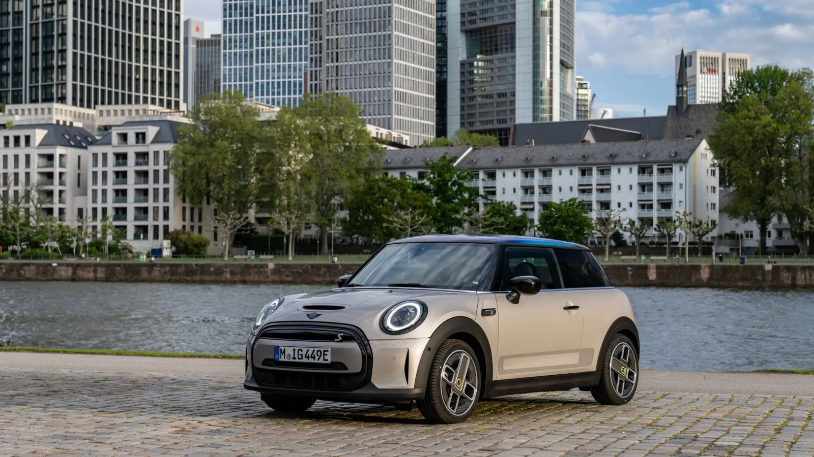 Mini Cooper SE: Beim englischen Bajuwaren Mini Cooper SE mit 184-PS-Elektroantrieb fallen 977 Euro an Gesamtfolgekosten an. Sein Verbrenner-Pendant  …